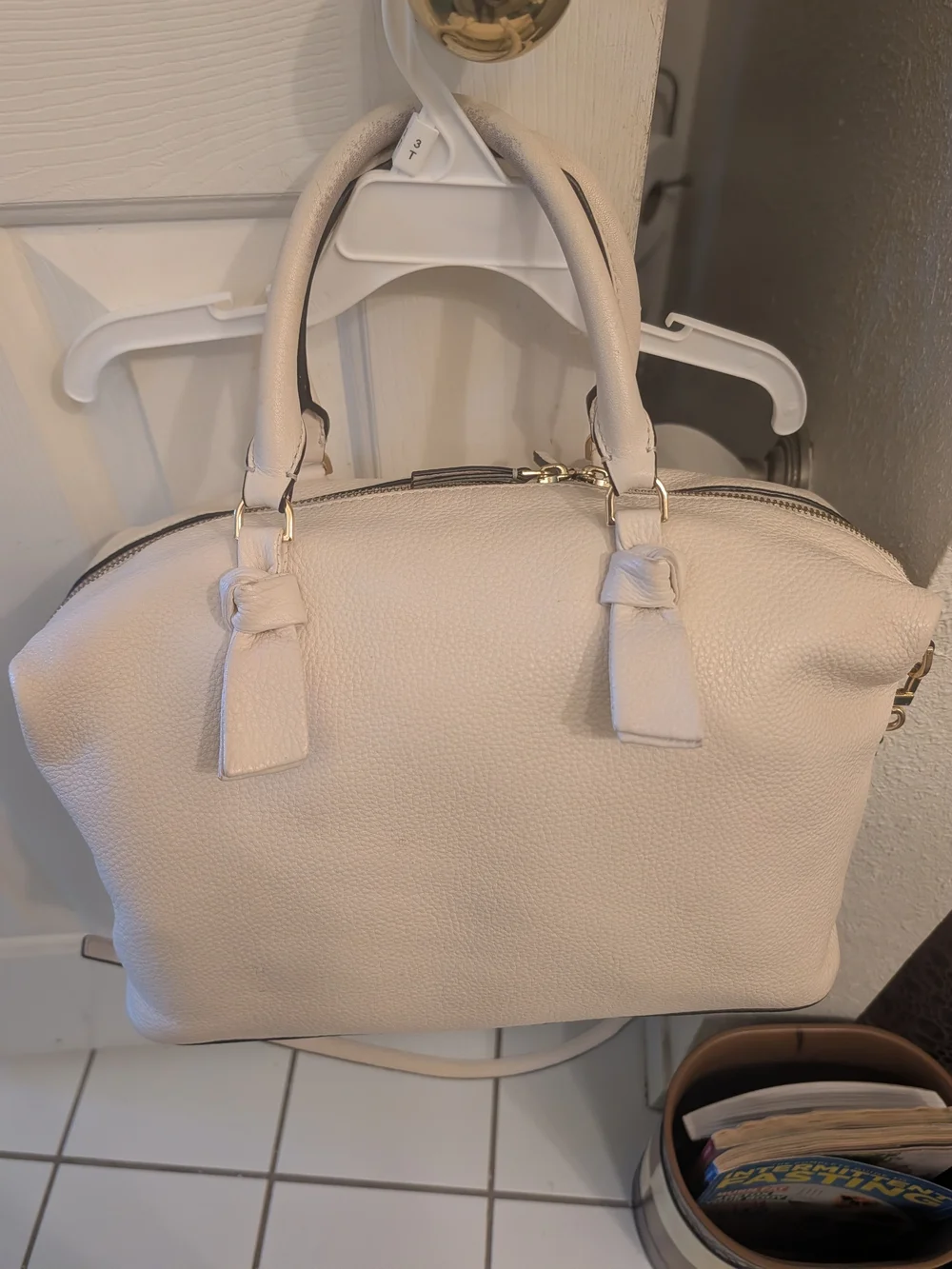 Authentic Pre Owned Tory Burch Cream Leather Satchel Bag W/handle's and Straps.